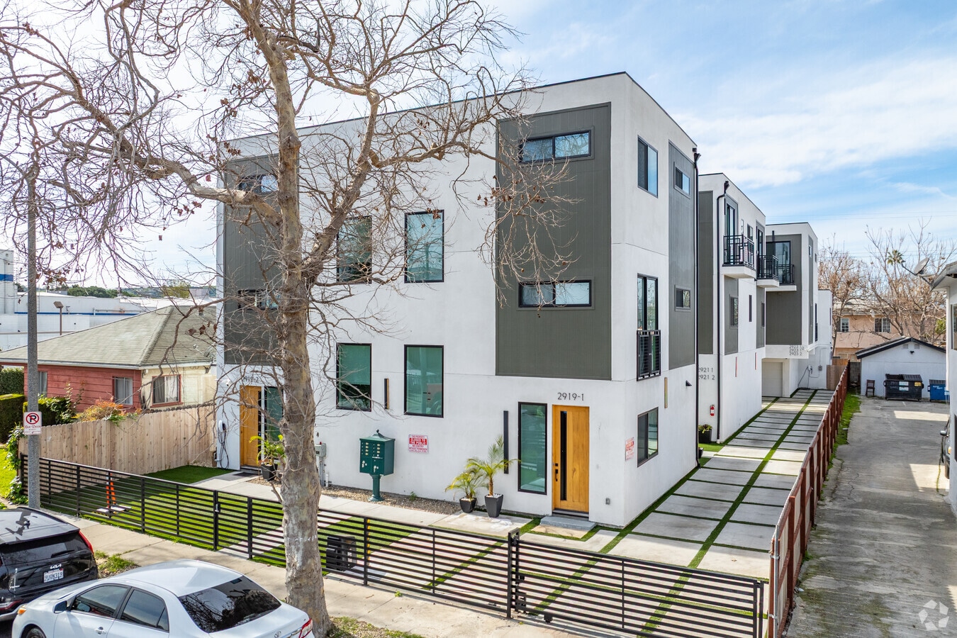 2921 Burnside Avenue - 2919-2923 S Burnside Ave