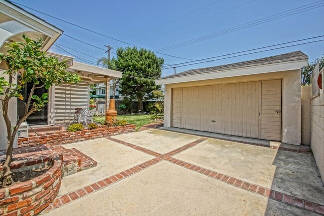 Photo - CHARMING, BRIGHT & SPACIOUS HOLLYGLEN 3BR2BA + DEN W/ SPACIOUS FRONT & REAR YARDS, LARGE DRIVEWAY...