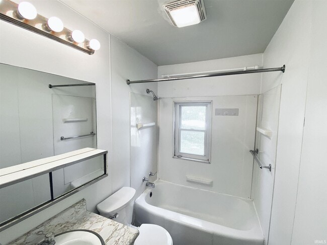 Photo - 128 N Clark St