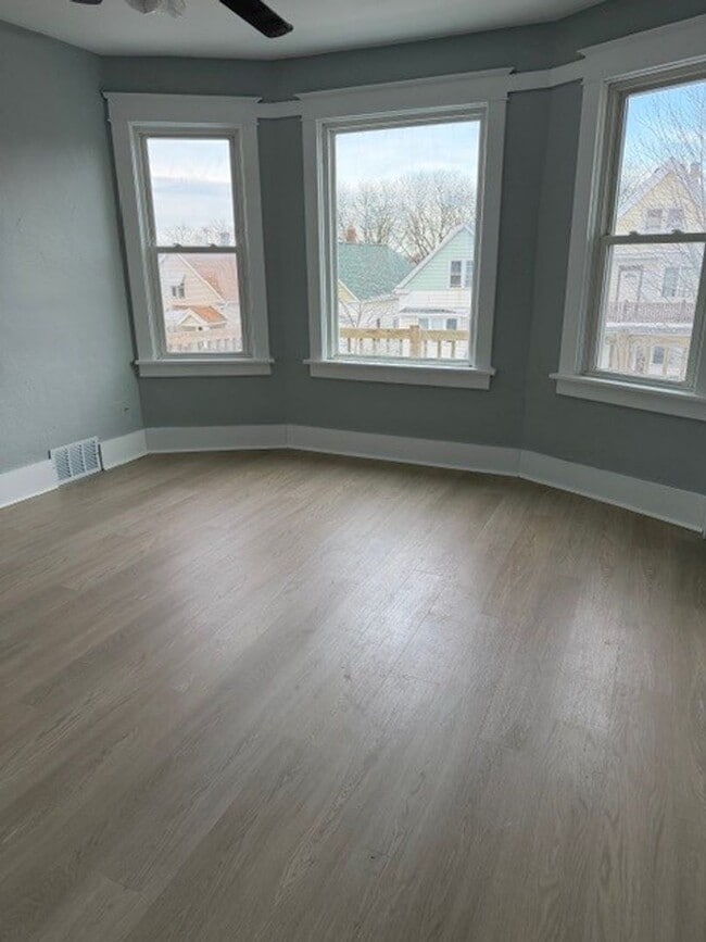 Photo - Newly Renovated 3-Bedroom Upper Duplex – Brand New Everything! Unidad Upper