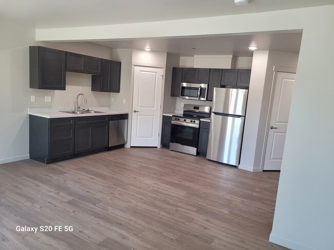 Kitchen - 195 El Camino Ave