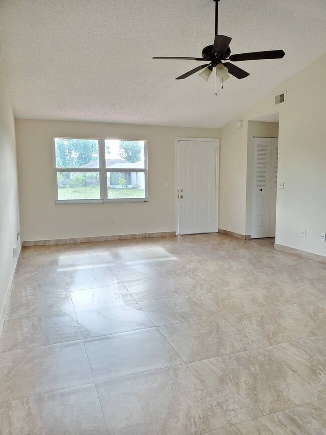 Photo - 3 bedroom 2 bath rental NO FENCE