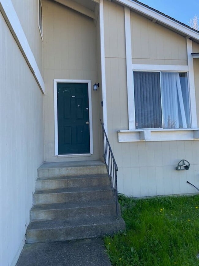 Photo - Spacious 3 Bed/2 Bath Duplex~ PG&E & Water...