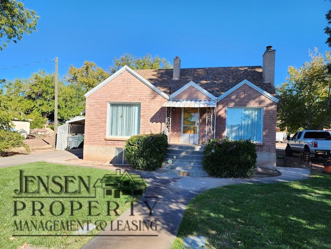 Building Photo - R698 Unit A