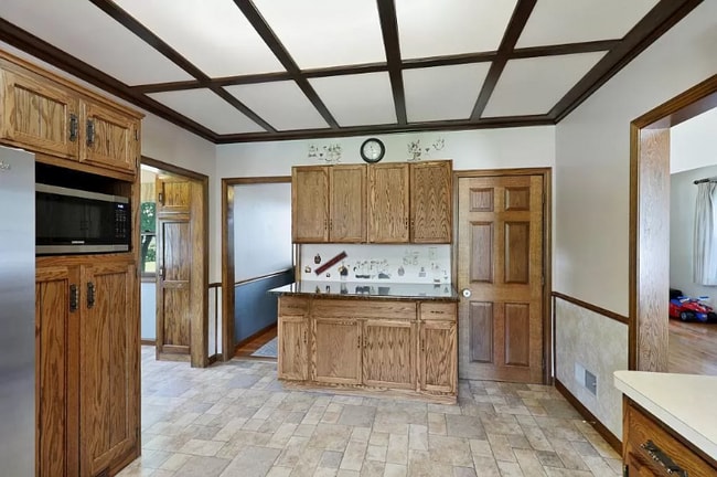 Photo - 212 Lake St E