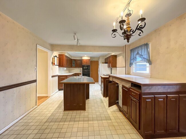 6244 Williamsburg Blvd