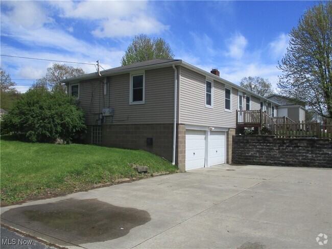 Building Photo - 32400 Bainbridge Rd Rental