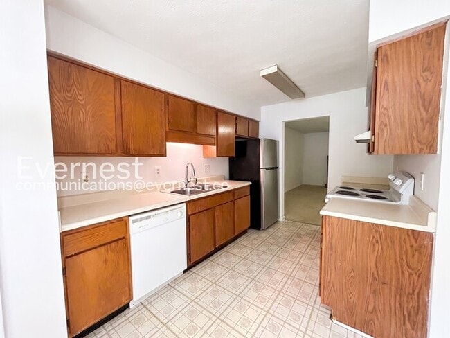 Photo - 2 Bed/2.5 Bath Townhome with Fenced Yard / Pet-Friendly / Available Now!