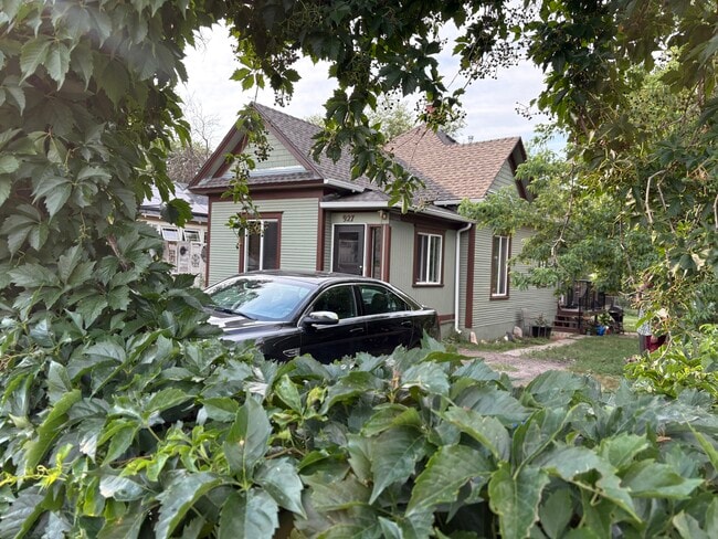 Building Photo - 927 E Costilla St Rental