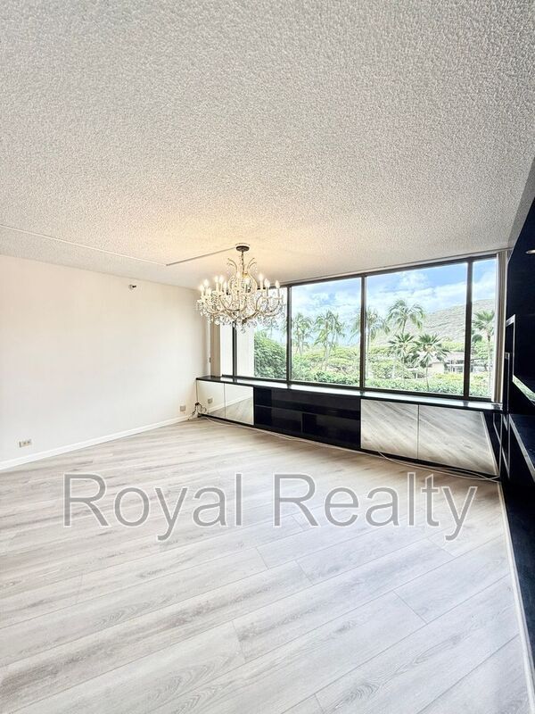 Photo - 555 Hahaione St