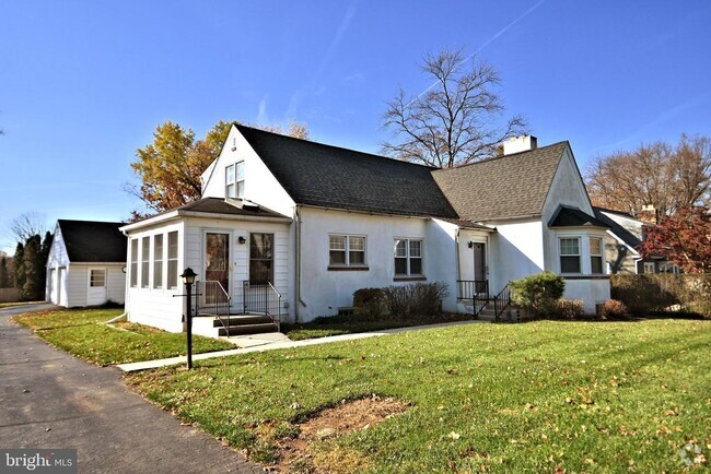 Building Photo - 14 Oakdale Ave Rental