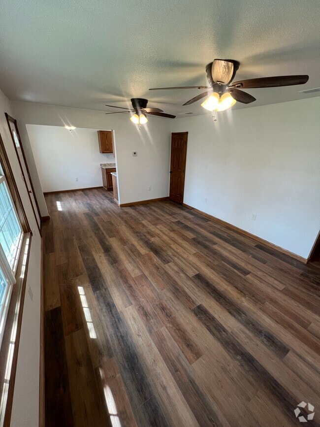 Building Photo - 853 Oak St Rental
