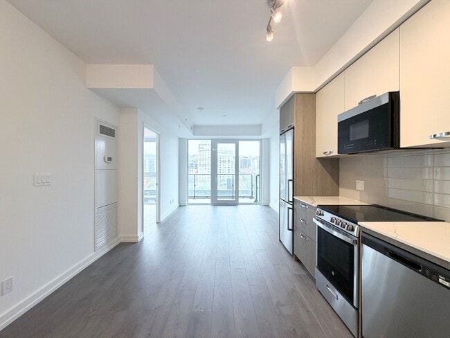 Photo - 75 James St S Unit 824
