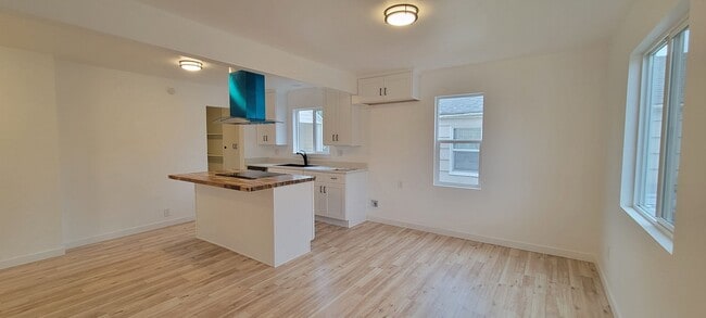 Photo - 715 NE 13th St