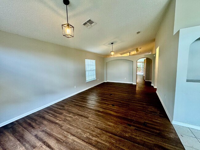 Photo - Spacious 4/2 Available for Rent.