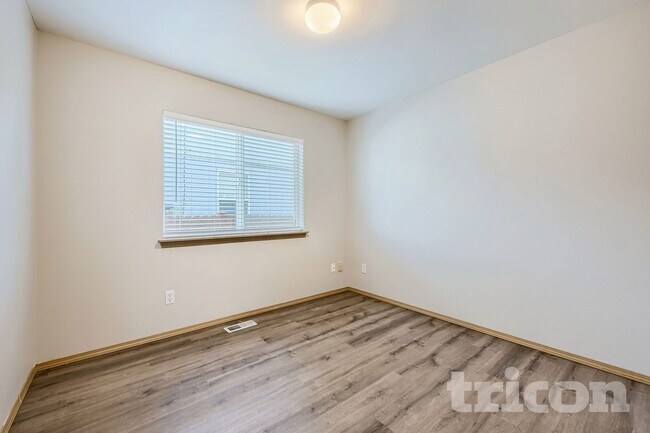 Photo - 2820 187th St E