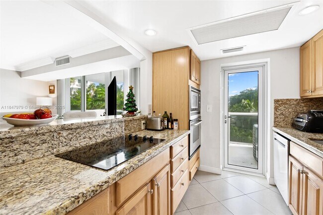 Photo - 2715 N Ocean Blvd Unidad 3A