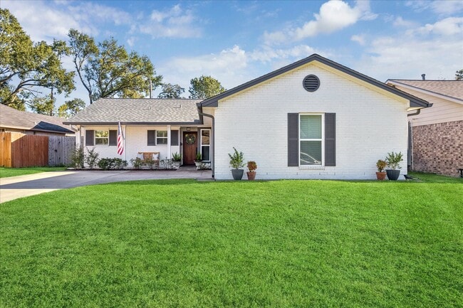 Building Photo - 5907 Hewitt Dr