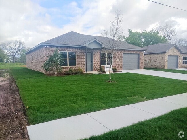 Building Photo - Newly constructed 3/2/1 in Sanger Rental