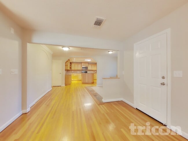 Photo - 2543 Hastings Way