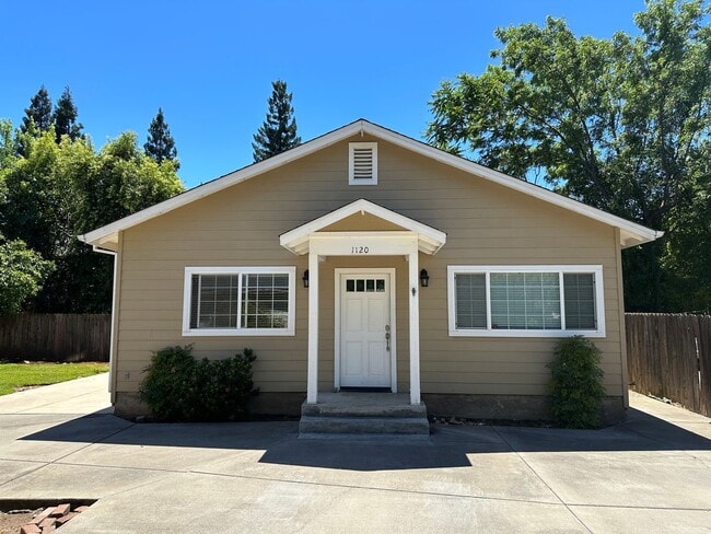 Building Photo - Charming 2 bed 1 bath home with modern amenities in prime downtown location!