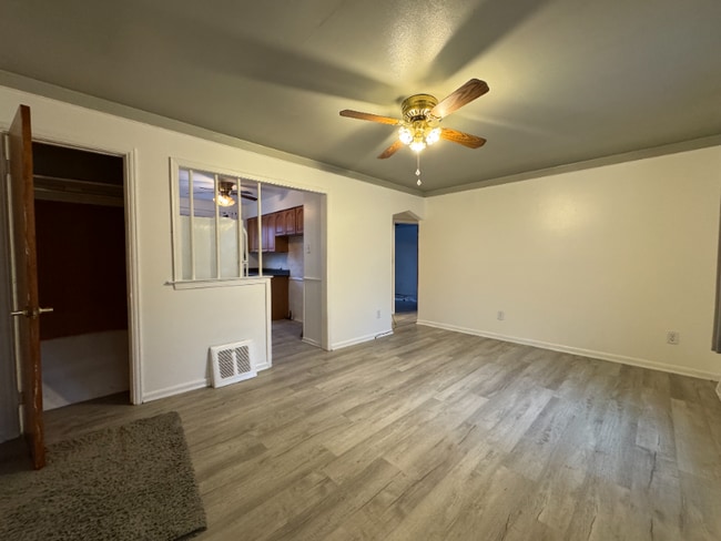 Photo - 1403 E Maxlow Ave