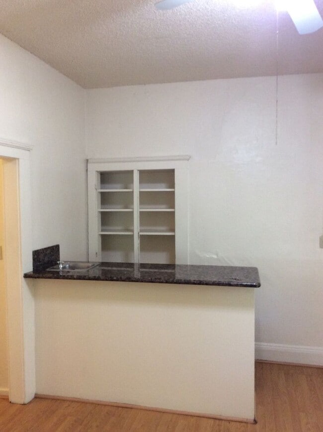 Photo - 824 W 1st St