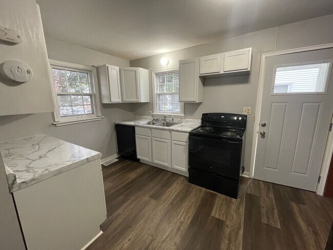 Photo - Updated 1 Bedroom Home - Washer-Dryer Included!