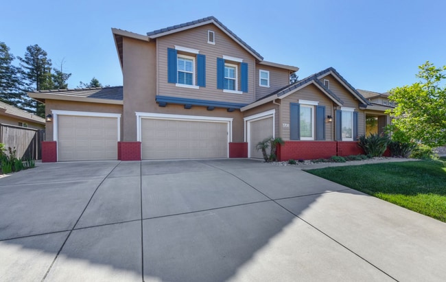 Building Photo - Breath-Taking 4/3. Backyard Oasis w/4 Car Garage!  Please read ad for viewings!