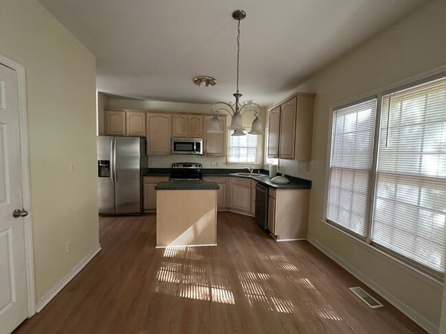 Photo - 412 Silvergrove Dr