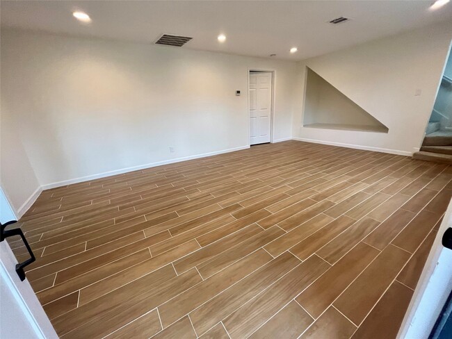 Photo - 302 Moody St