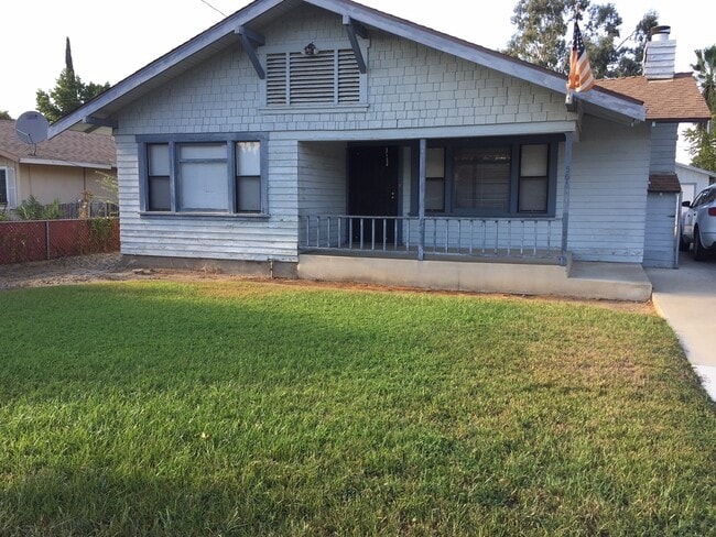 Building Photo - Centrally Located Cottage