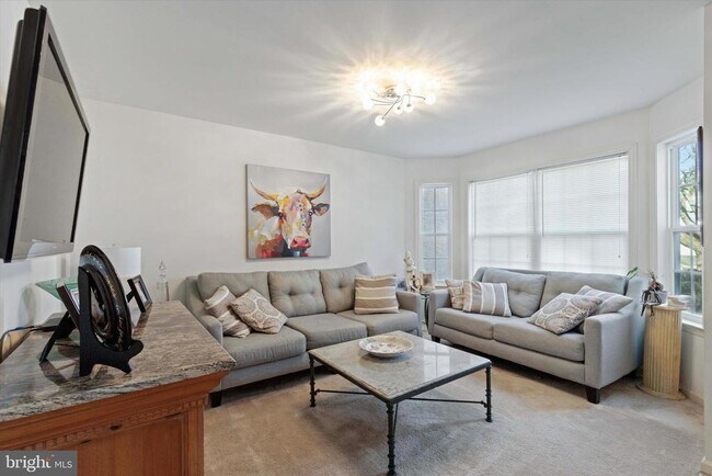 Photo - 220 Primrose Ln