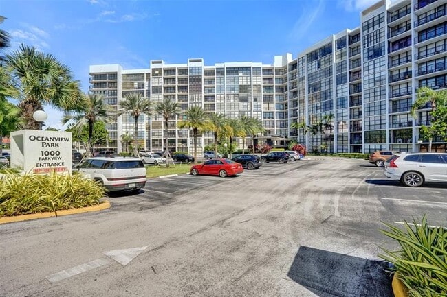Building Photo - 1000 Parkview Dr Unit 905