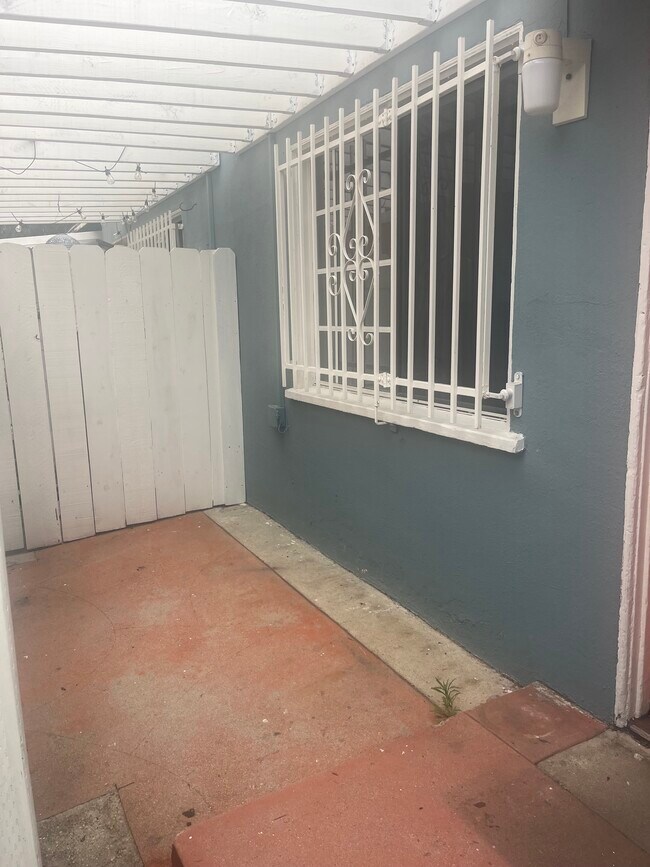 Private Patio - 626 Rose Ave Apartments Unit 6