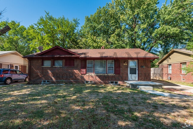Building Photo - 921 S Royal Rd Rental