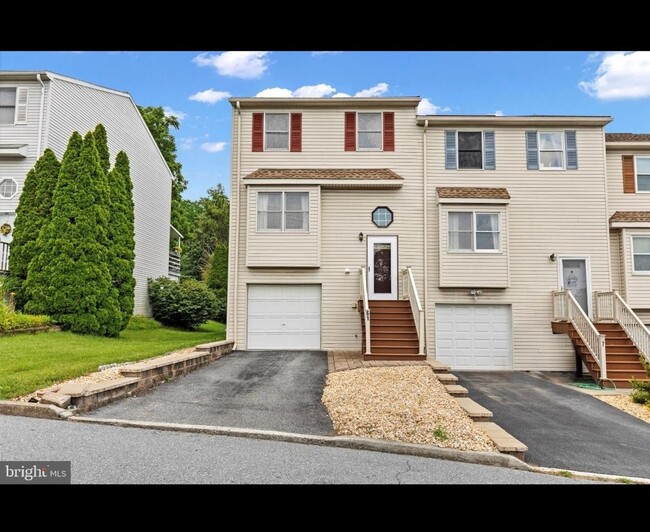 Building Photo - Spacious 3BR Townhome in Harrisburg