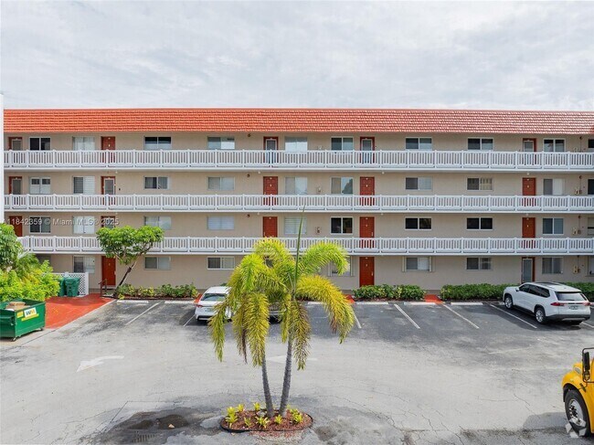 Building Photo - 3581 Inverrary Dr Unit 308 Rental