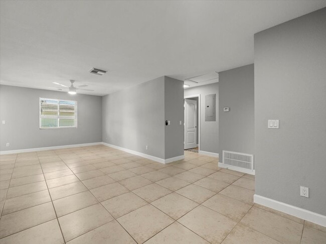Photo - 230 Thorntree Pl