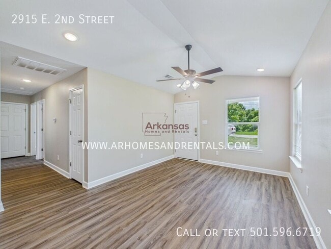 Photo - 2915 E 2nd St