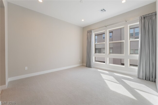 Photo - 667 Grey Saker St