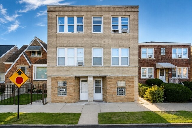 Building Photo - 3029 N Austin Ave