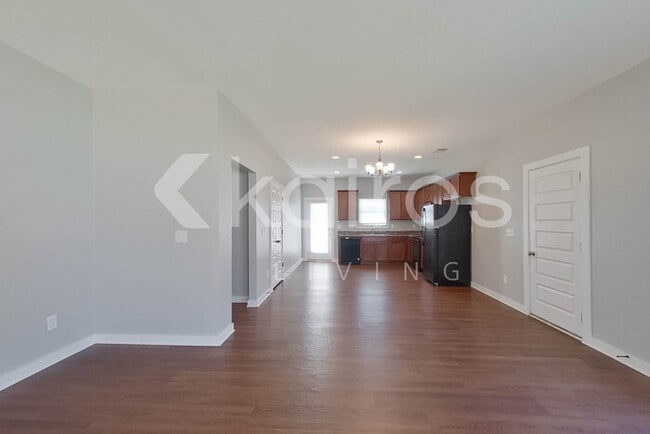 Photo - 464 White Oak Cir