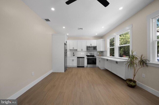 Building Photo - 71 Dreamland Park Dr Unit 75 REAR