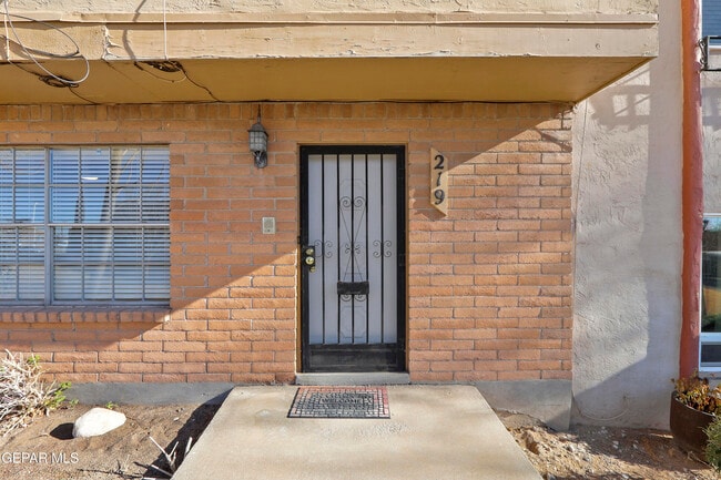 Building Photo - 219 Maricopa Dr