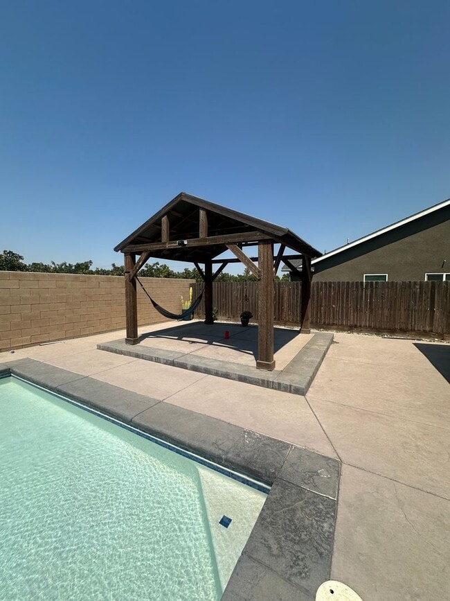 Photo - 4 bedroom 2 bath home in quiet Hanford neighborhood