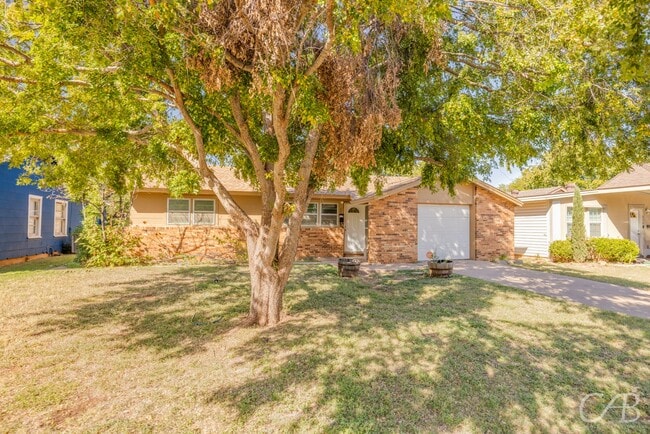 Photo - 872 Forrest Ave