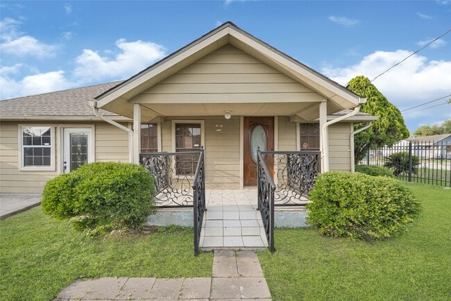 Photo - 8004 Mendez St