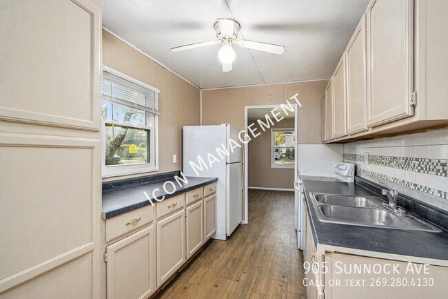 Photo - 905 Sunnock Ave