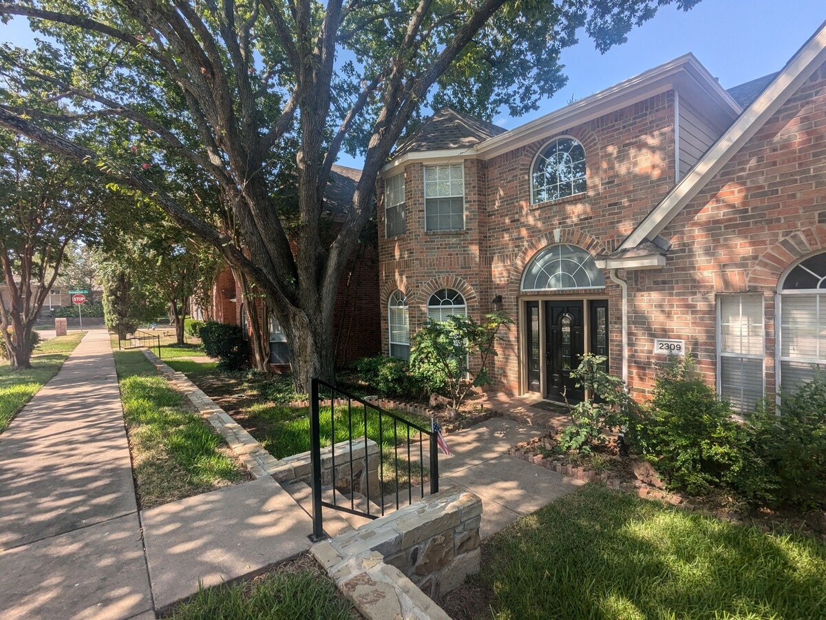Photo - 2309 Havard Oak Dr House